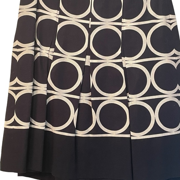Elegant Black and White Circle Pattern Skirt - Picture 2 of 8